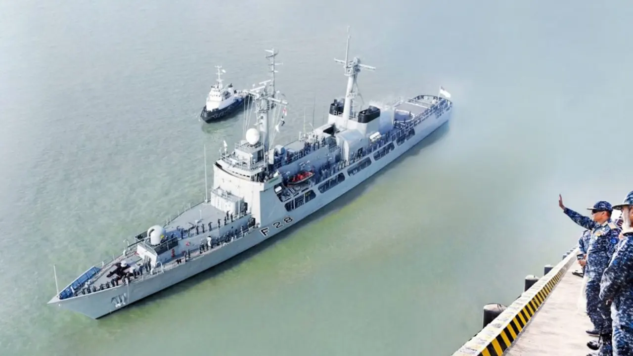 পাকিস্তান যাচ্ছে বাংলাদেশের যুদ্ধজাহাজ