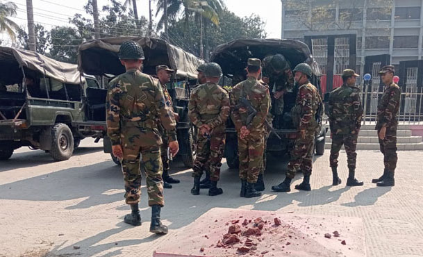 রাজশাহীর পবায় ককটেল বিস্ফোরণ করে টেন্ডার বাক্স লুট