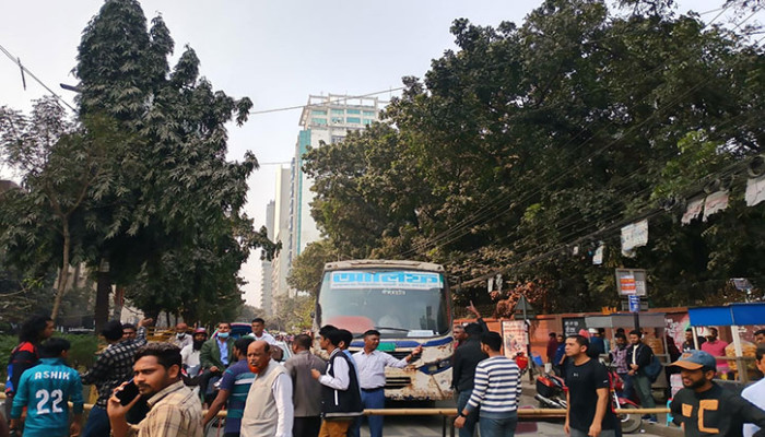 গুলশানে সড়ক অবরোধ তিতুমীরের শিক্ষার্থীদের