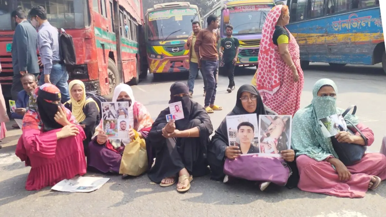 শেখ হাসিনার বিচার দাবিতে শাহবাগ অবরোধ