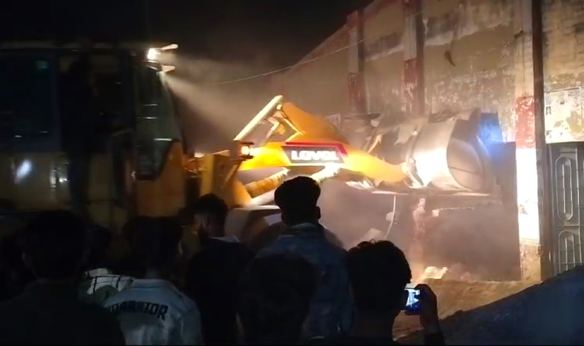 পাবনায় গুড়িয়ে দেয়া হলো আ.লীগ কার্যালয়; শেখ পরিবারের নামফলক ভাংচুর