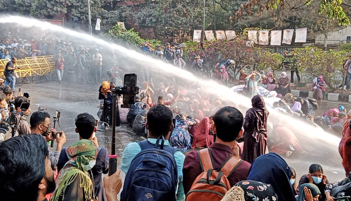 প্রাথমিকের নিয়োগপ্রত্যাশীদের ছত্রভঙ্গ করতে পুলিশের জলকামান
