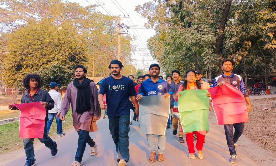 চলন্ত বাসে ডাকাতি ও ধর্ষণের ঘটনায় রাবিতে বিক্ষোভ