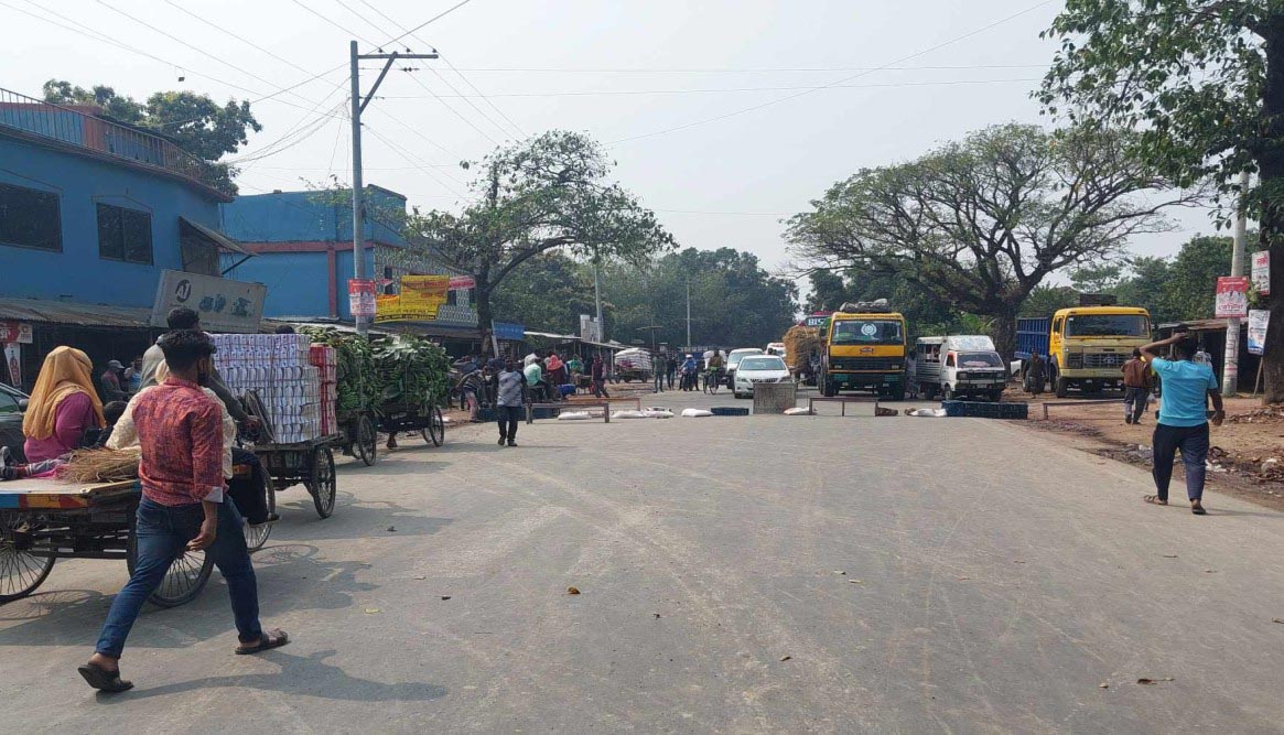 পুঠিয়ায় বিএনপির দুই গ্রুপে সংঘর্ষ, মহাসড়ক অবরোধ