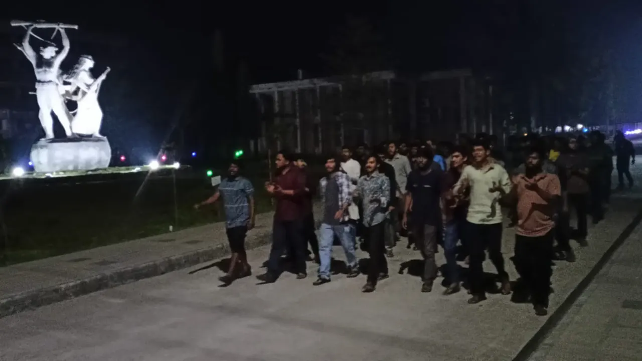 ‘হল খালির’ সিদ্ধান্ত প্রত্যাখ্যান করে কুয়েট শিক্ষার্থীদের বিক্ষোভ