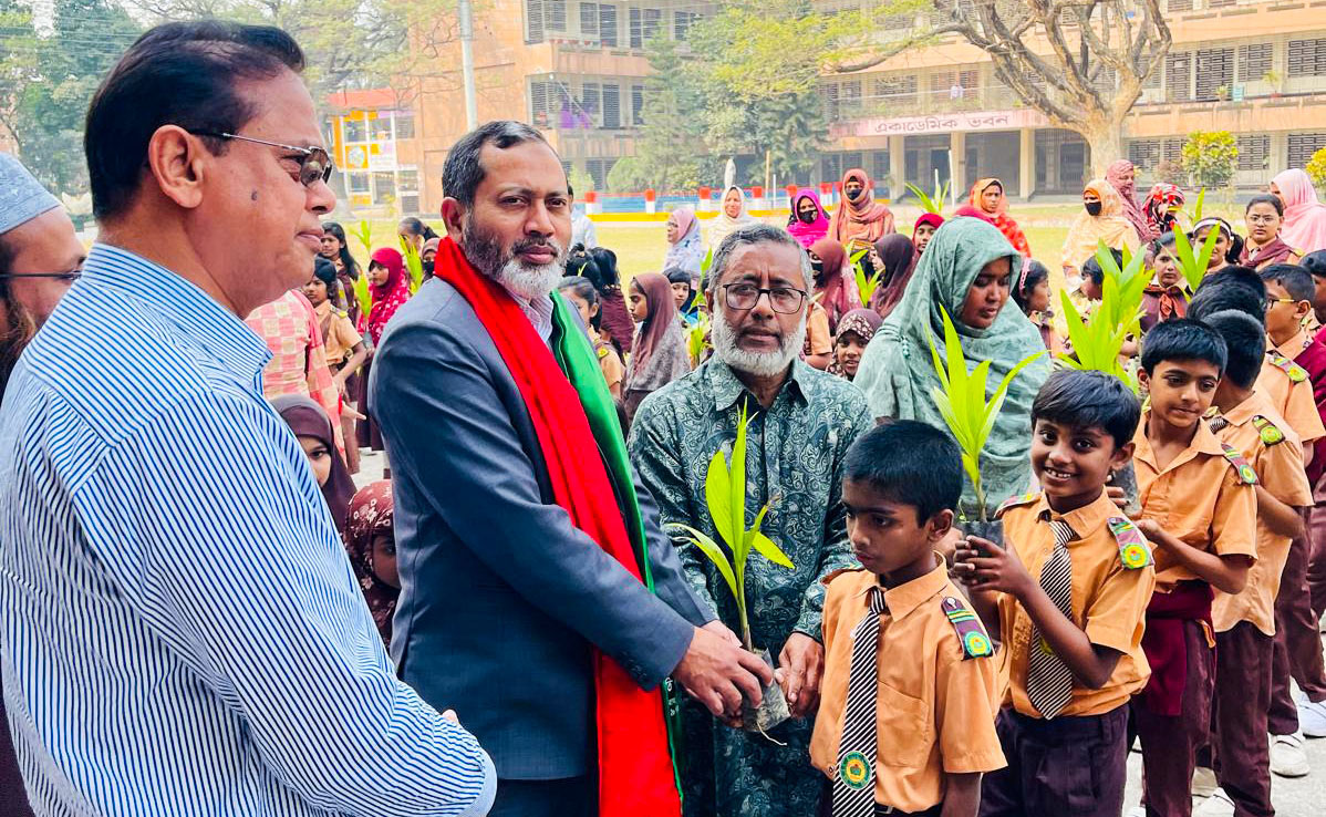 রাজশাহীতে দেড় শতাধিক শিক্ষার্থীদের মাঝে সুপারি চারা বিতরণ