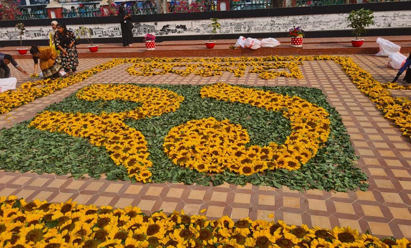 তাজা সূর্যমুখীর ক্যানভাসে ফুটে উঠলো ‘অমর ২১’