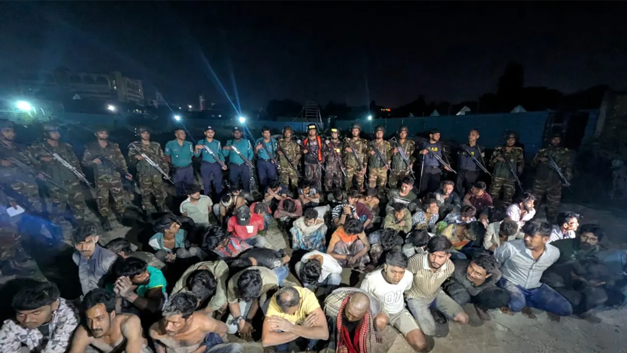 টঙ্গীতে যৌথবাহিনীর অভিযানে আটক অর্ধশতাধিক