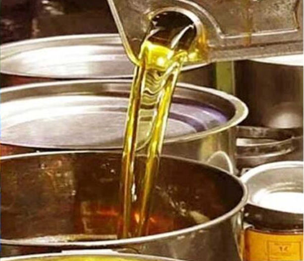খোলা সয়াবিন তেল বিক্রি হচ্ছে ২০০ টাকা লিটার