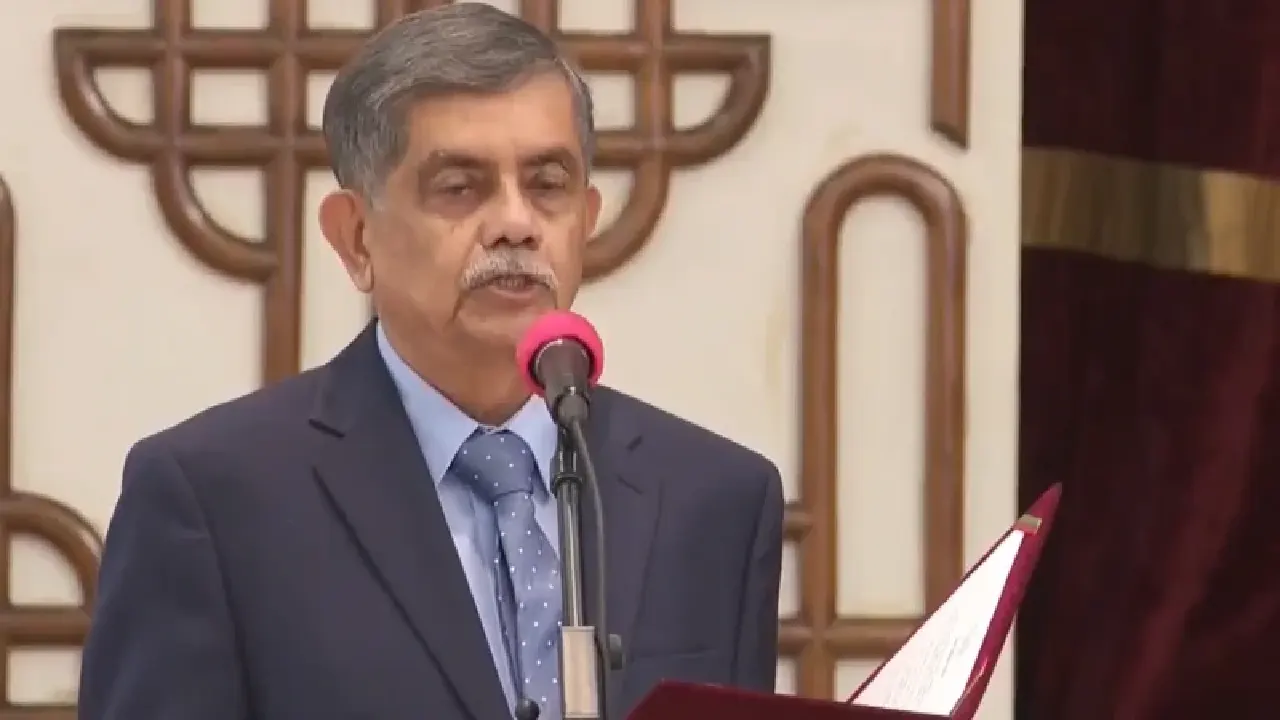 উপদেষ্টা হিসেবে শপথ নিলেন অধ্যাপক সি আর আবরার