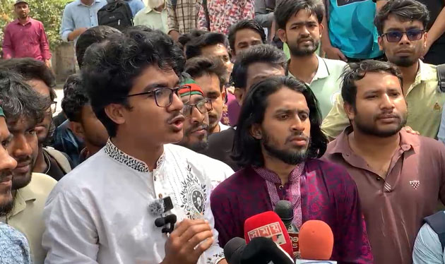 তিনদফা দাবি দিয়ে রাবি শিক্ষার্থীদের রেললাইন অবরোধ প্রত্যাহার