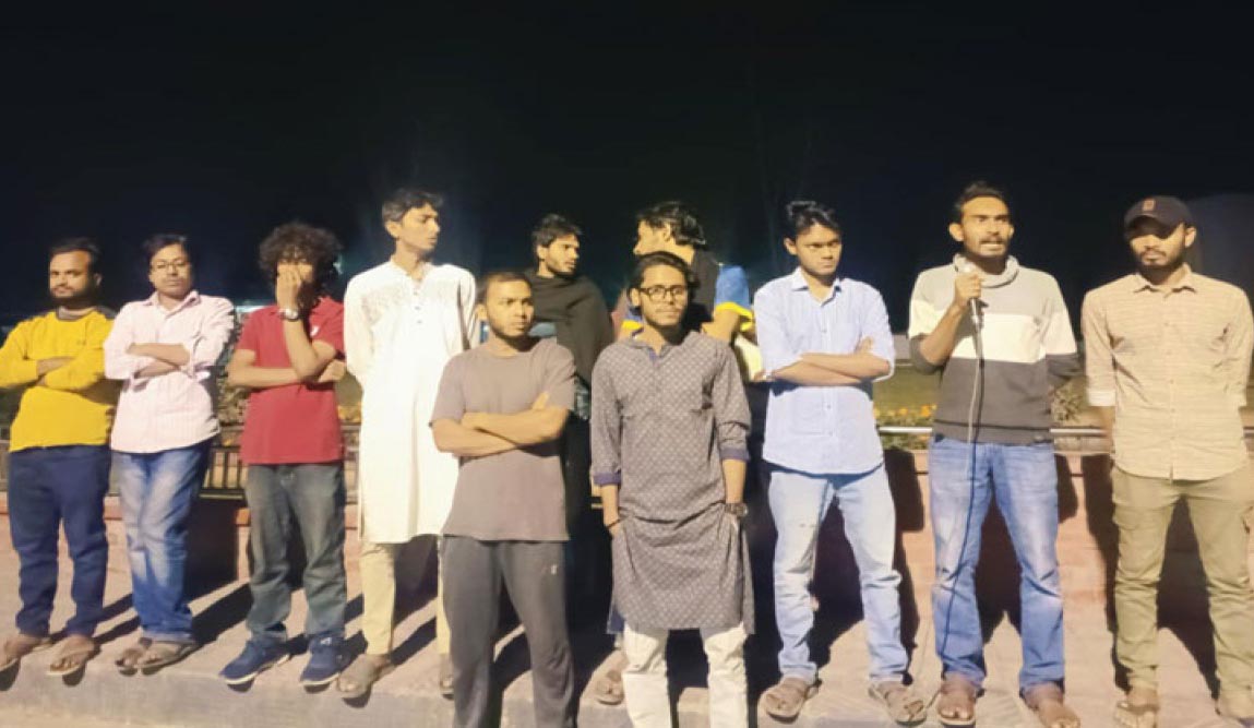 অ্যাডহকে নিয়োগপ্রাপ্তদের নিয়োগ বাতিলের দাবিতে রাবিতে বিক্ষোভ