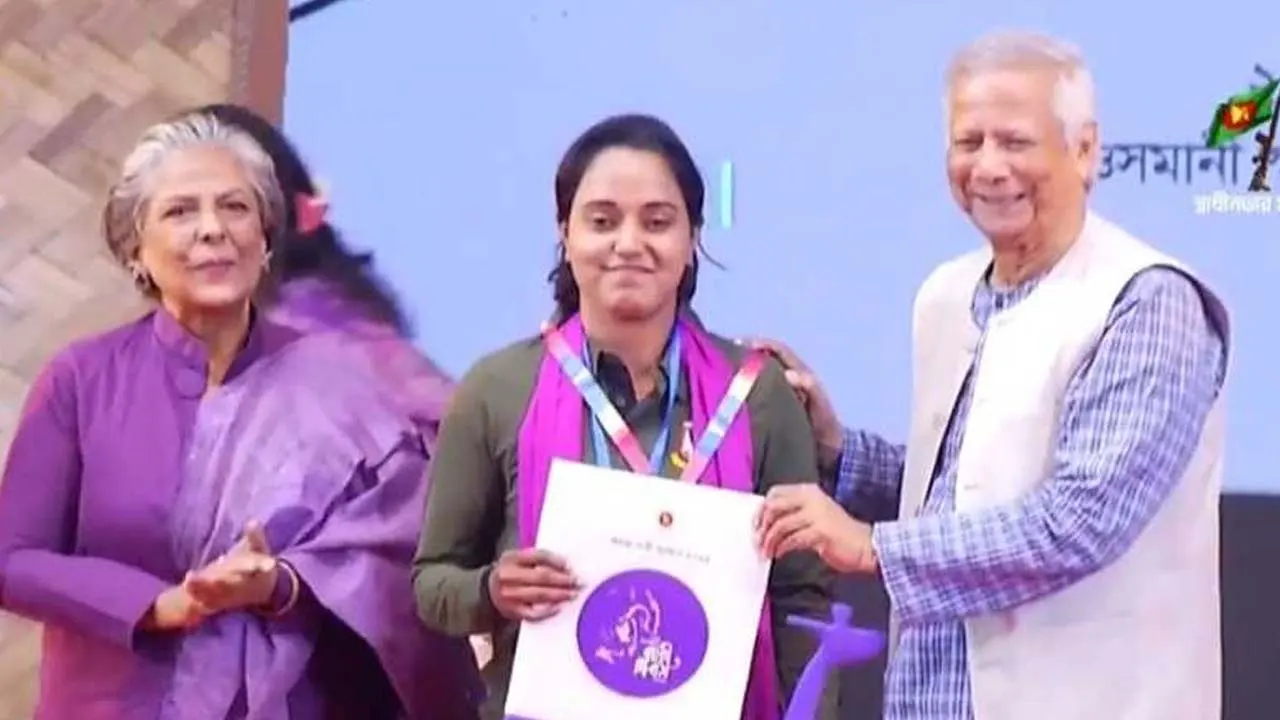 অদম্য নারীদের হাতে পুরস্কার তুলে দিলেন প্রধান উপদেষ্টা