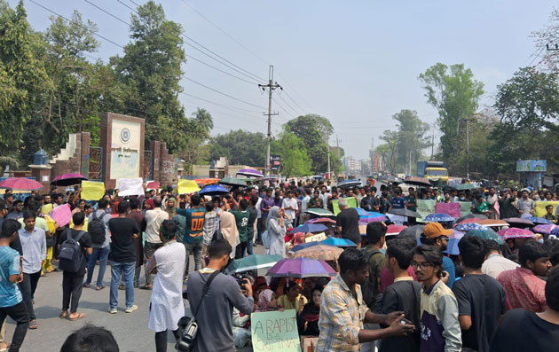 ধর্ষণের বিচার দাবিতে রাবি শিক্ষার্থীদের সড়ক অবরোধ