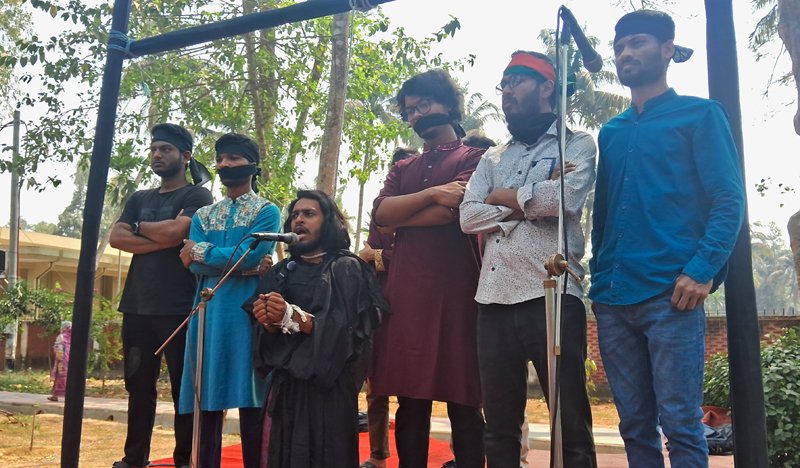 ধর্ষকের শাস্তির দাবিতে রাবিতে প্রতীকী ফাঁসি