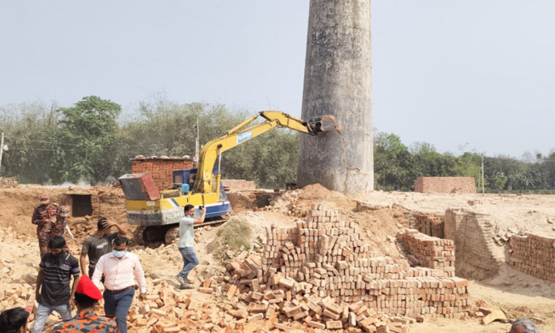 এবার পবায় অবৈধ ইটভাটায় অভিযান, লাখ টাকা জরিমানা
