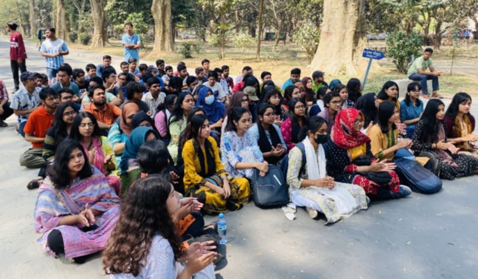 রাবি শিক্ষার্থীদের ওপর হামলার প্রতিবাদে বিক্ষোভ সমাবেশ