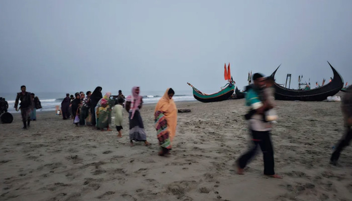 রোহিঙ্গাবোঝাই নৌকাডুবে নিখোঁজ ৩৫, জীবিত উদ্ধার ২৫