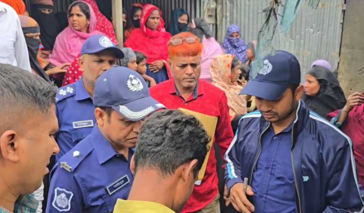 পাবনায় বাবাকে কুপিয়ে হত্যা, ছেলে পলাতক