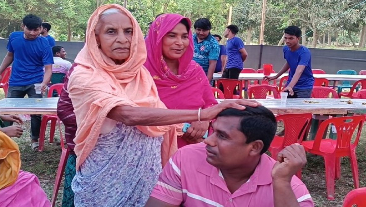 দেড় হাজার মানুষকে খাওয়ায়ে জীবদ্দশায় চল্লিশা পালন!