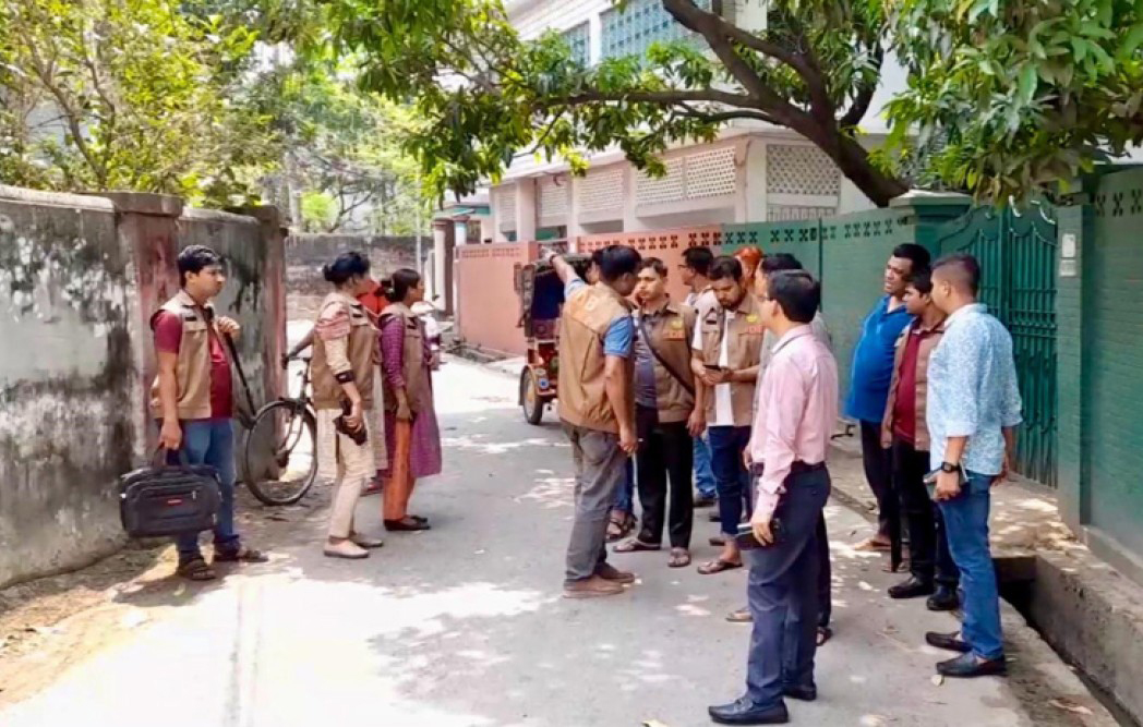 চোখে মরিচের গুঁড়া  ছিটিয়ে ব্যবসায়ীর ১০ লাখ  টাকা ছিনতাই