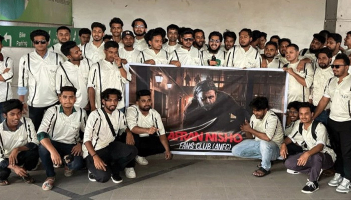 আসামির পোশাক পরে ‘দাগি’ দেখল ভক্তরা