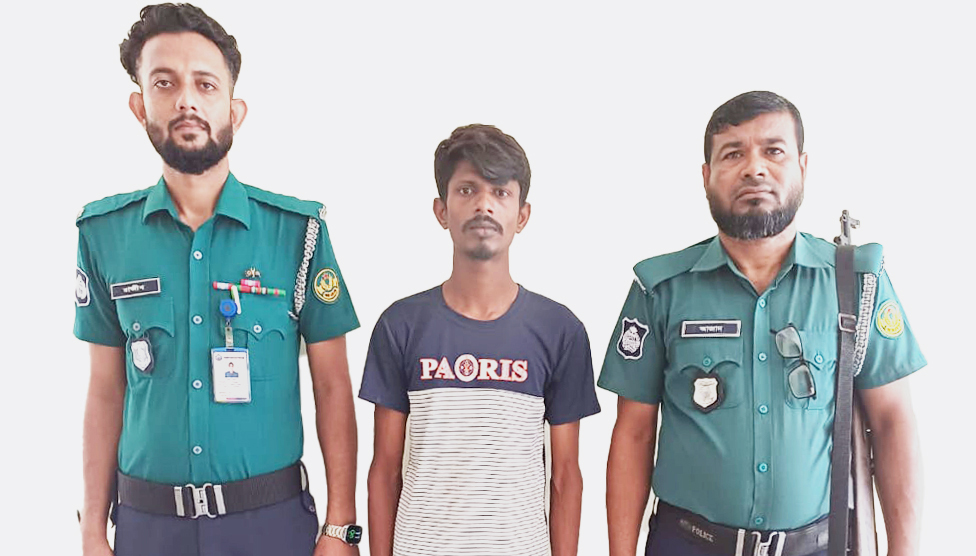 চোখে মরিচের গুঁড়া ছিটিয়ে টাকা ছিনতাইয়ে জড়িত রিকশাচালক গ্রেফতার