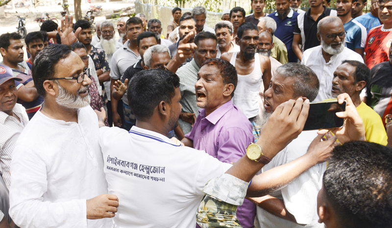 চাঁপাইনবাবগঞ্জে ওয়াক্ফ এস্টেটের গাছ কাটা নিয়ে উত্তেজনা