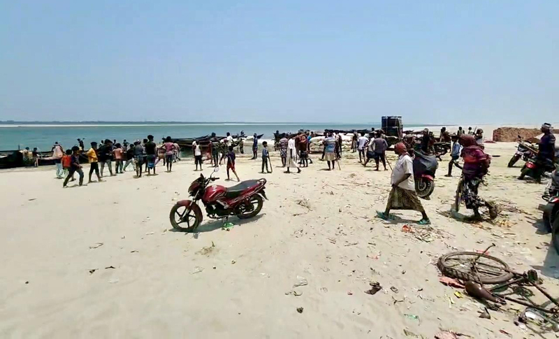 গোদাগাড়ীর চরে খেয়াঘাটের ইজারাদারকে বিতাড়ন, টোলঘরে আগুন