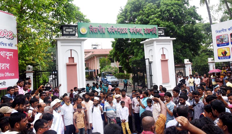 খেয়াঘাটের ইজারা প্রথা বাতিলের দাবিতে রাজশাহীতে চরবাসীর বিক্ষোভ