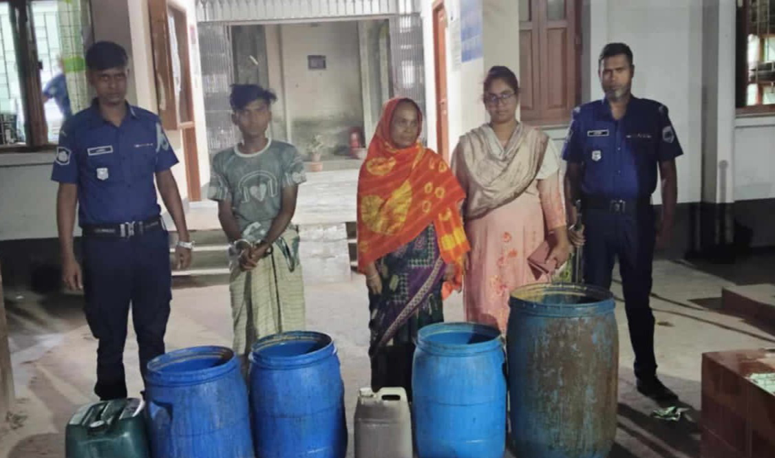 দুর্গাপুরে চোলাই মদসহ মা ও ছেলে গ্রেপ্তার