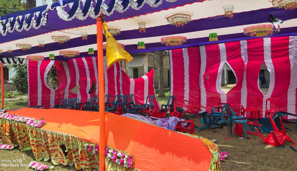 চারঘাটে ককটেল ফাটিয়ে আতঙ্ক সৃষ্টি, খেলার মঞ্চ ভাংচুর