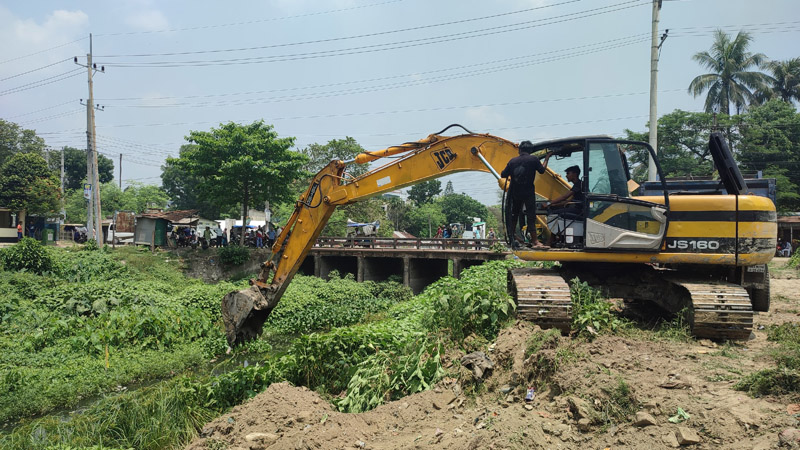 পাবনা শহর অংশে ইছামতী খনন শুরু; উচ্ছসিত নদীপাড়ের মানুষ