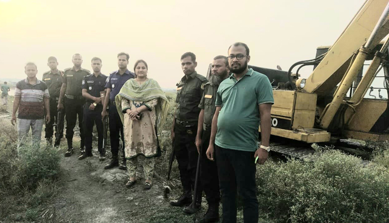 দুর্গাপুরে পুকুর খনন বন্ধে ইউএনও'র অভিযান, এস্কেভেটরের ব্যাটারি জব্দ