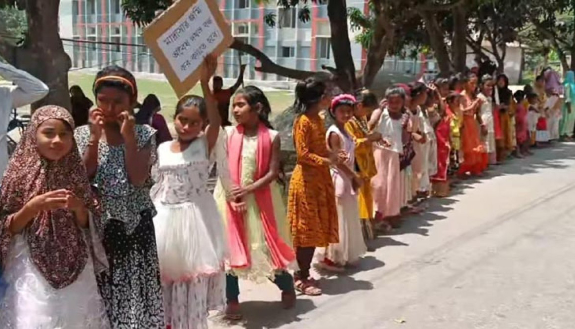 মানববন্ধনে শিশুদের ব্যবহার করায় লিগ্যাল নোটিশ