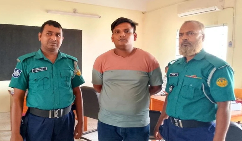 রাজশাহী কলেজের ক্লাসে ছাত্রীদের সঙ্গে মেশার চেষ্টা, যুবক আটক