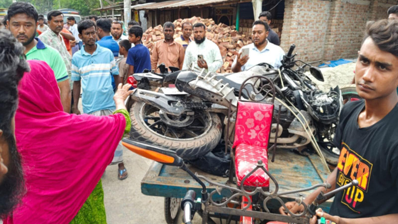 রাজশাহীর বাঘায় বাসের চাপায় পা বিচ্ছিন্ন বাবা-মেয়ের