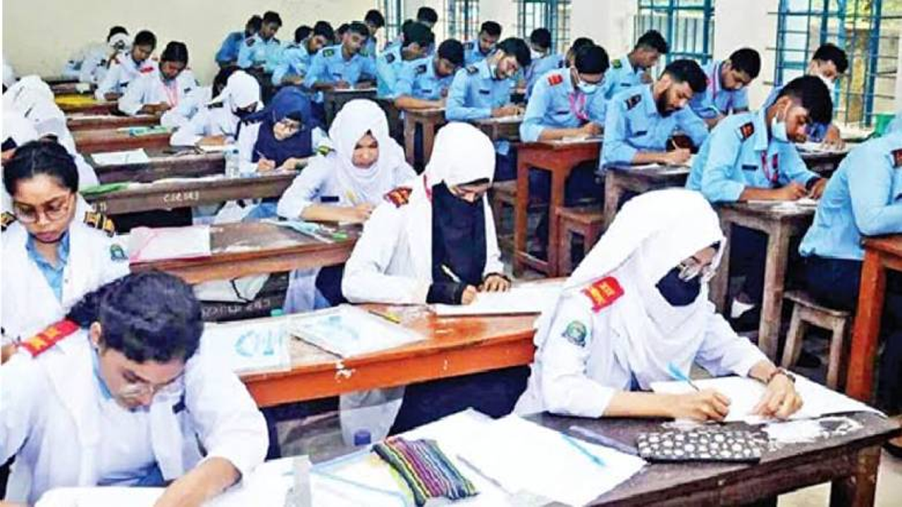 এবার এইচএসসি পরীক্ষায় আসনের দূরত্ব বাড়ছে