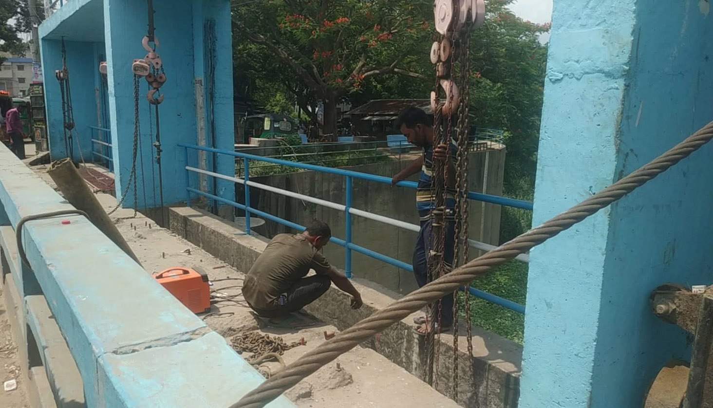 নির্মাণের ৪০ বছর রাজশাহীর বড়ালের উপর স্লুইসগেট অপসারণ শুরু