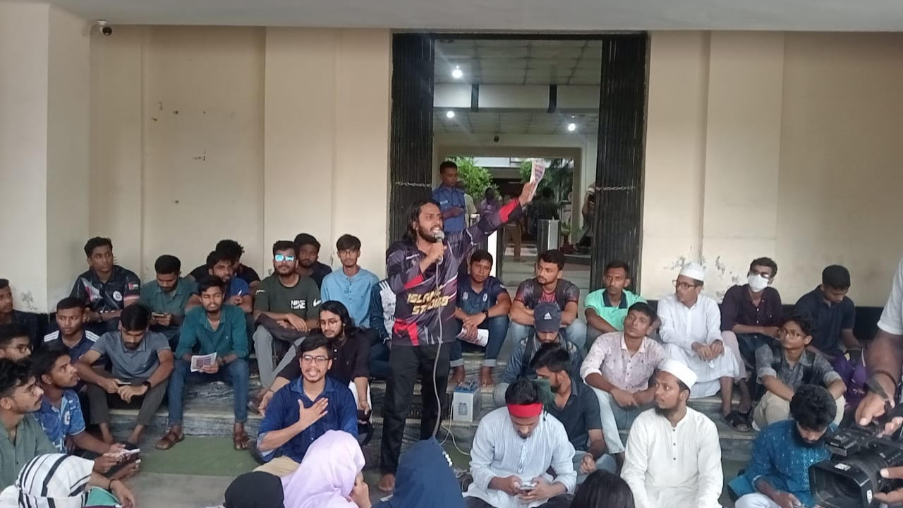 রাবিতে ৯ দফা দাবিতে প্রশাসনিক ভবনের সামনে অবস্থান