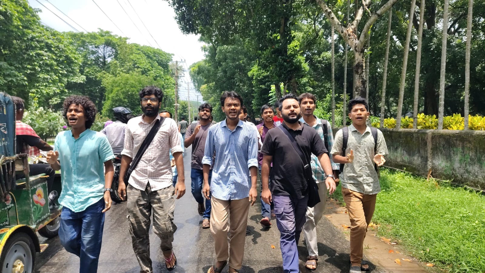 কুমিল্লার নারীকে হেনস্তার প্রতিবাদে রাবিতে বিক্ষোভ