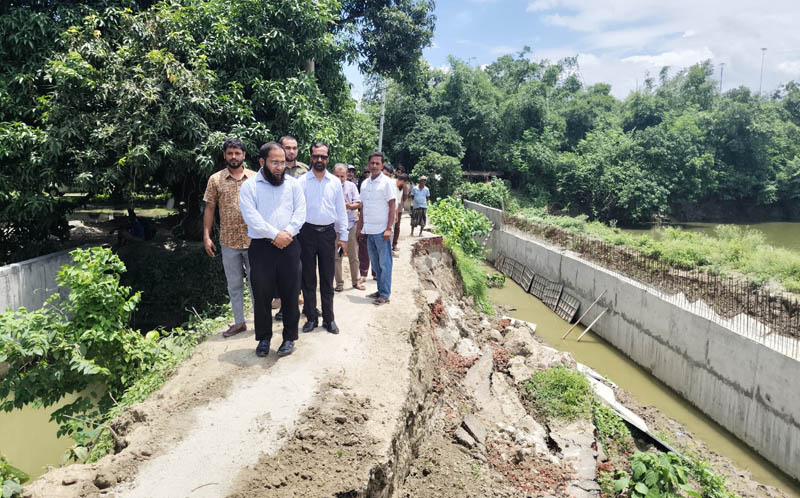 নতুন সড়কে ধ্বস, ইউএনওর হস্তক্ষেপে চালু হলো অস্থায়ী যোগাযোগ