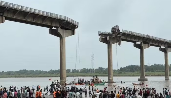 যানবাহনসহ সেতু ভেঙে নদীতে, নিহত ৯