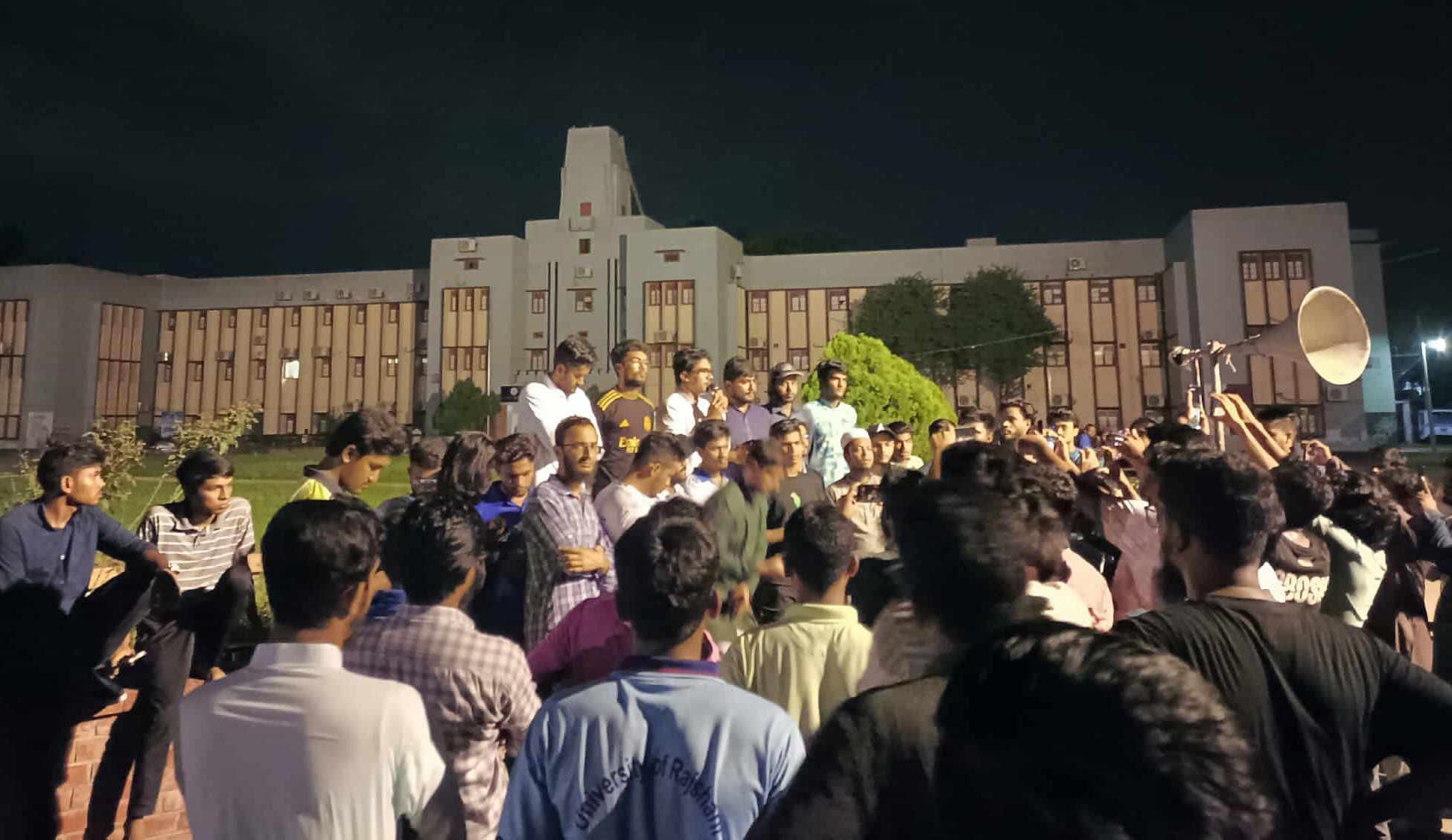 ঢাকায় ব্যবসায়ীকে কুপিয়ে হত্যার প্রতিবাদে রাবিতে বিক্ষোভ