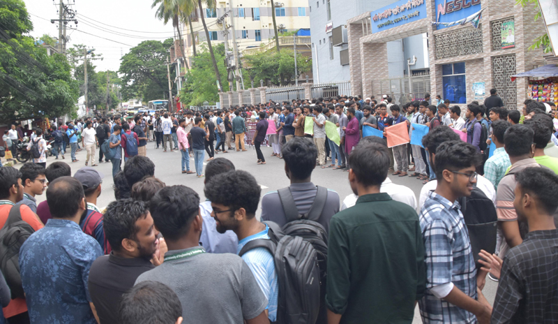 তিন দফা দাবিতে নেসকো ঘেরাও রুয়েট  শিক্ষার্থীদের