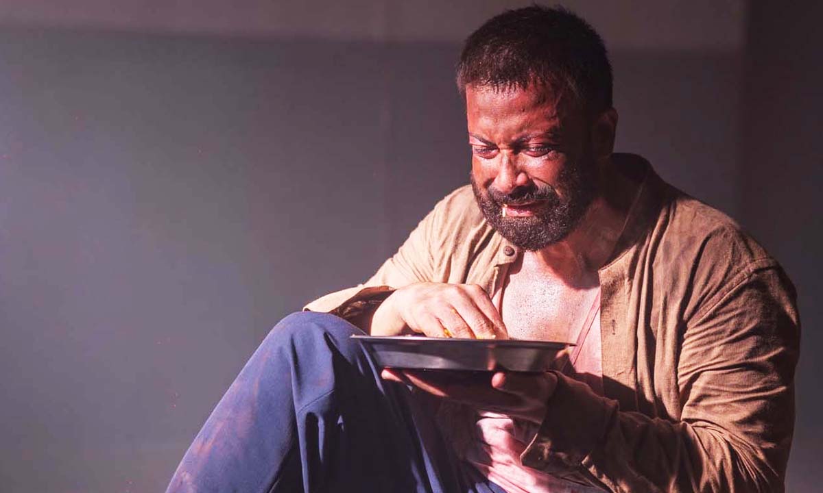 থালা হাতে কাঁদছেন শাকিব, ভাইরাল ছবি