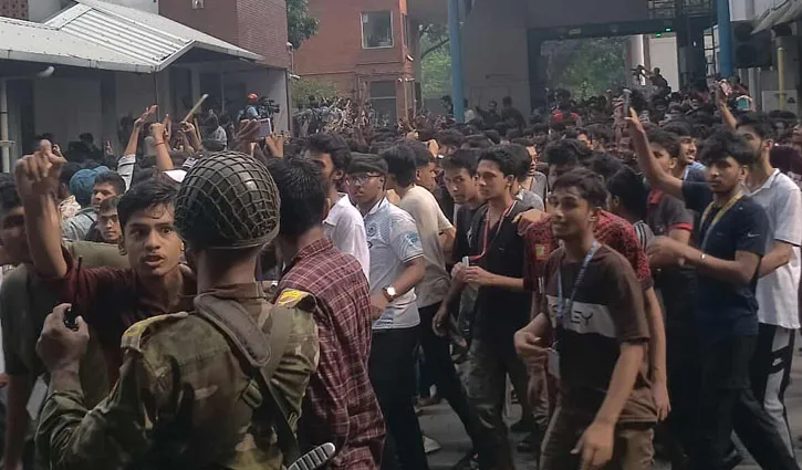 সচিবালয়ের সামনে শিক্ষার্থীদের বিক্ষোভ, ধাওয়া-পাল্টাধাওয়া