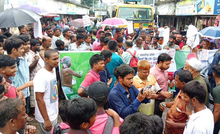 সারের দাবিতে রাজশাহীর কাকনহাটে কৃষকদের বিক্ষোভ