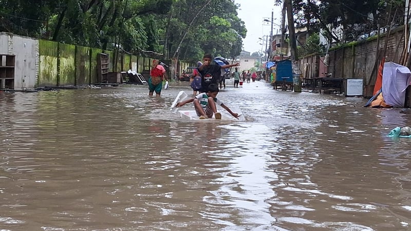 দক্ষিণাঞ্চলের সব নদীর পানি বিপৎসীমার ওপরে, লোকালয়ে জলাবদ্ধতা