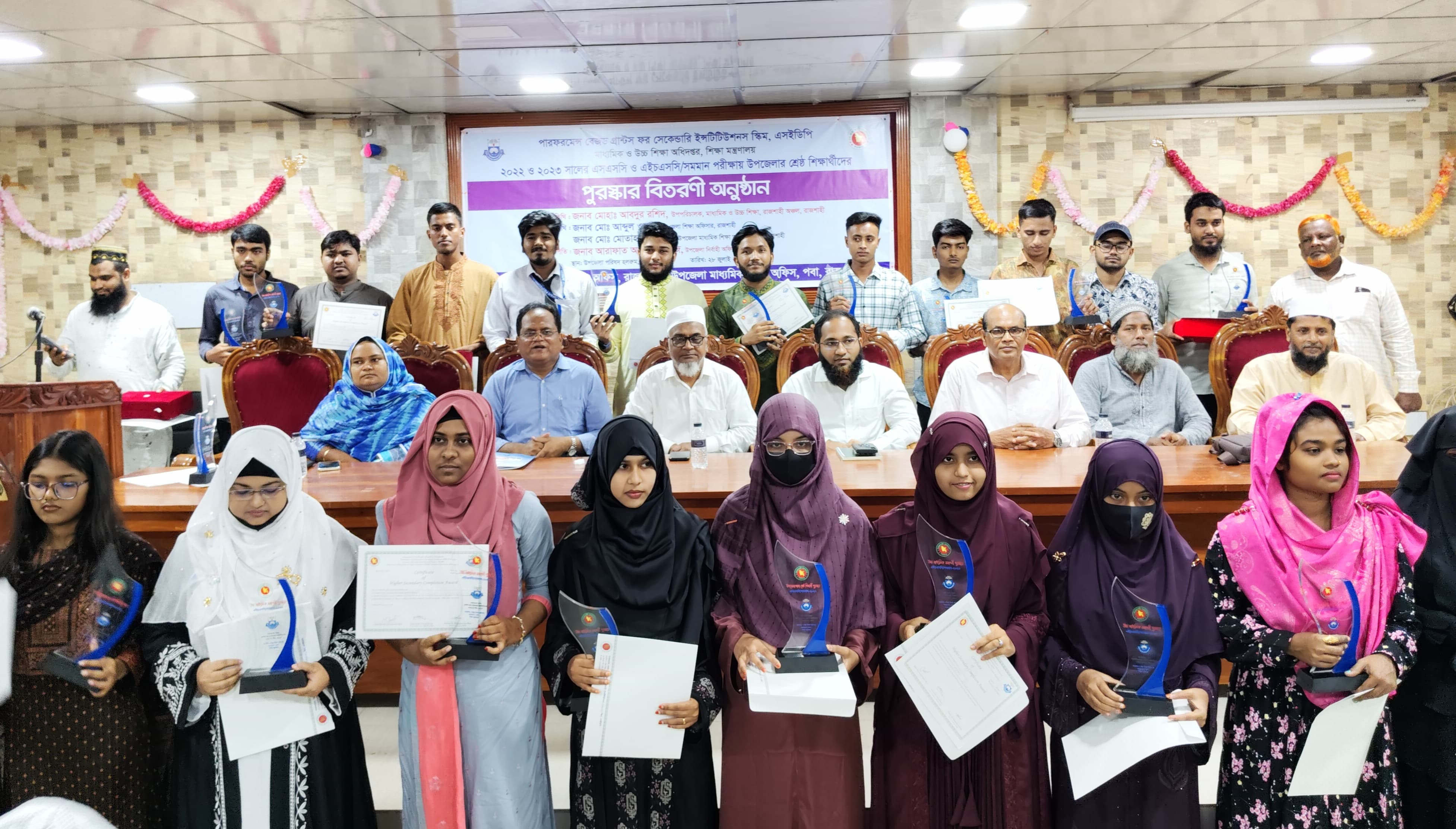 পবায় ৩৮ মেধাবী শিক্ষার্থী পেল আর্থিক সম্মাননা ও সংবর্ধনা